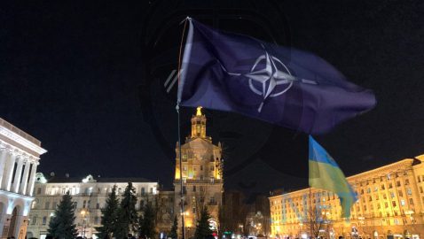 На Майдан принесли флаги США и НАТО