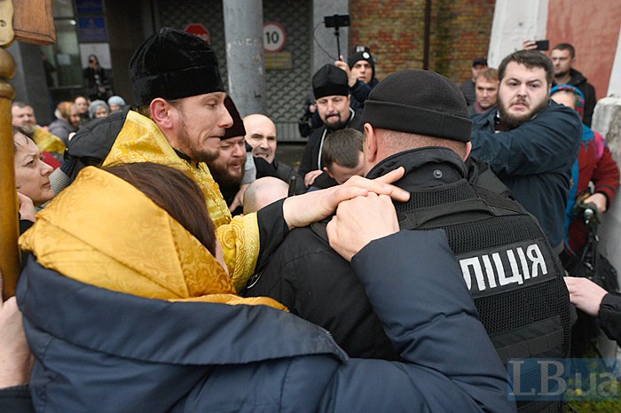 При штурме суда сторонник УПЦ КП сломал посохом руку нацгвардейцу – СМИ