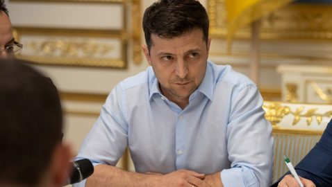 Зеленский призвал Кабмин погасить долги по зарплатам врачам и учителям