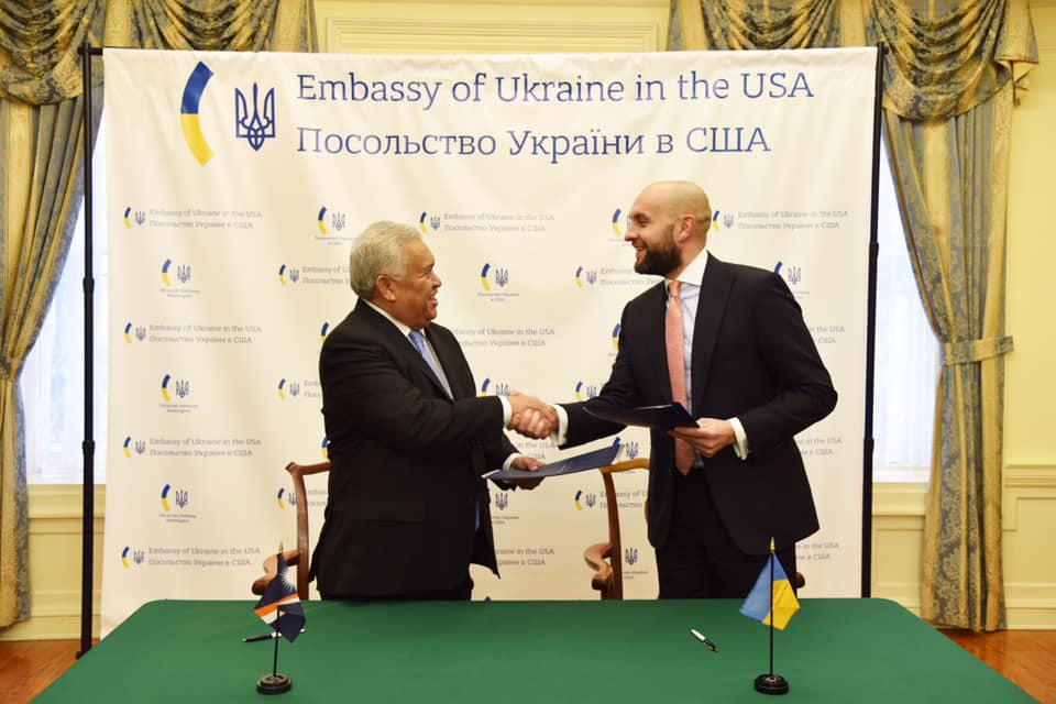 Украина подписала безвиз с Маршалловыми островами