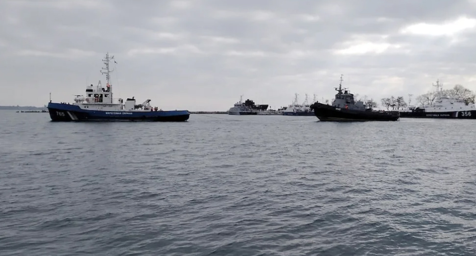 Украинские военные корабли покидают порт Керчи - 1 - изображение