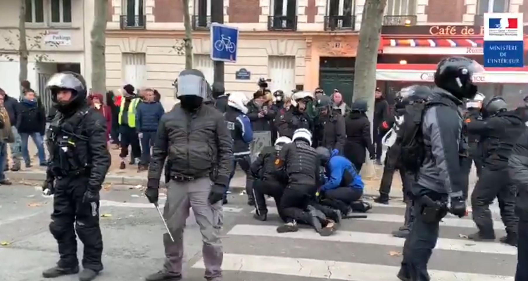 В Париже полиция требует отмены манифестации «желтых жилетов»