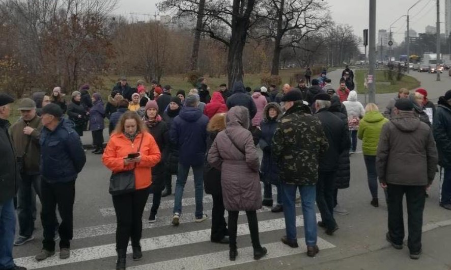В Киеве жители дома перекрыли дорогу из-за отопления