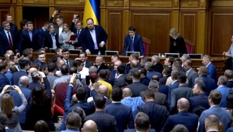 Депутаты «ОПЗЖ» заблокировали трибуну в Раде