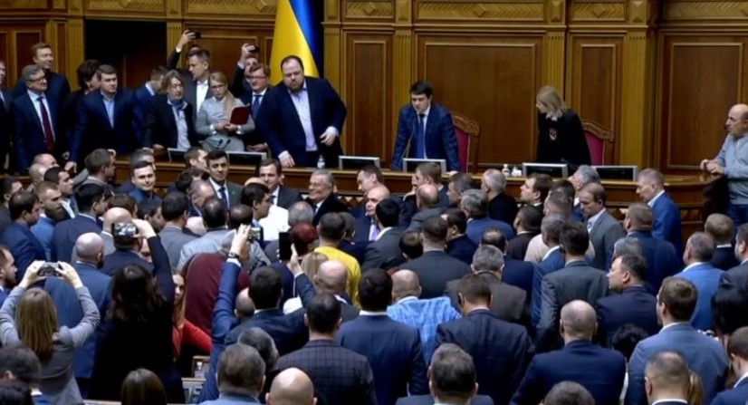 Депутаты «ОПЗЖ» заблокировали трибуну в Раде