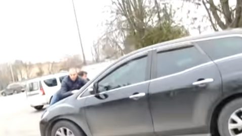 На Киевщине сельский голова «прокатил» журналиста на капоте авто
