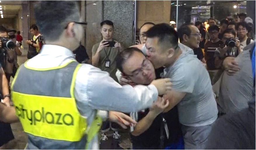 В Гонконге мужчина устроил поножовщину и откусил ухо политику
