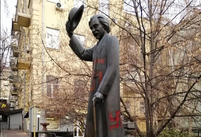 В Киеве памятник Шолом-Алейхему обрисовали свастиками