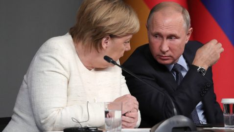 Путин обсудил с Меркель разведение сил на Донбассе