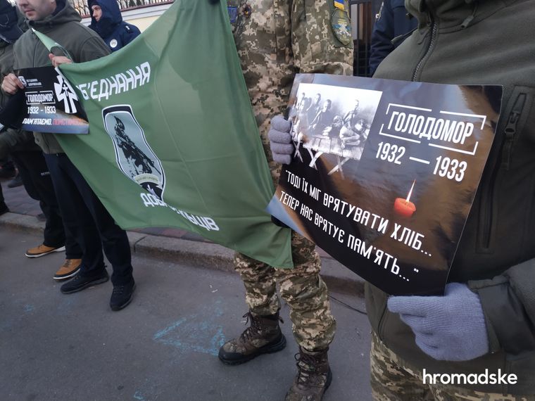 «Помним. Отомстим». У консульств РФ прошли акции в память о жертвах Голодомора
