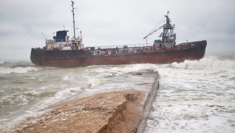 В Одесском заливе танкер сорвало с якоря