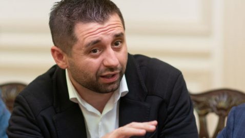 Арахамия: договорились с Иванисовым, что он сам покинет партию