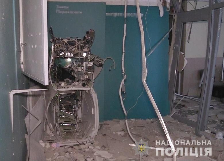 Улица в деньгах: в Киеве взорвали отделение Ощадбанка - 2 - изображение