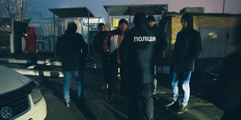 Бориспольский «разбойник» и участники АТО блокируют снос АЗС