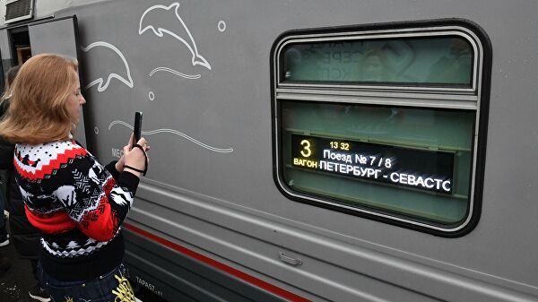 Из Петербурга выехал первый поезд в Крым