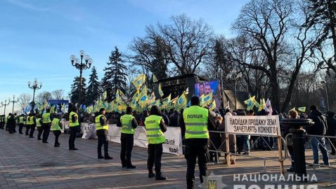 Улица возле Рады заблокирована участниками протестов