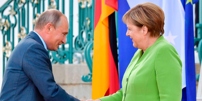 Путин и Меркель обсудили транзит газа после обмена пленными