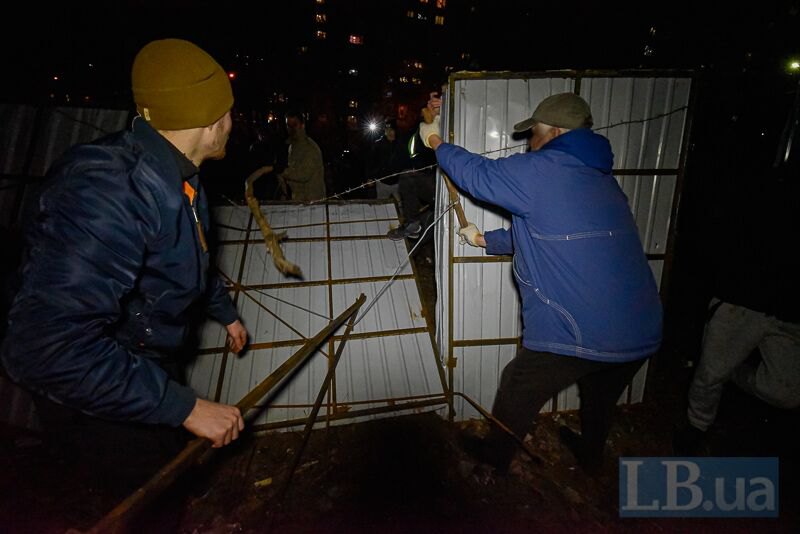 В Киеве протестующие снесли забор строительства многоэтажки