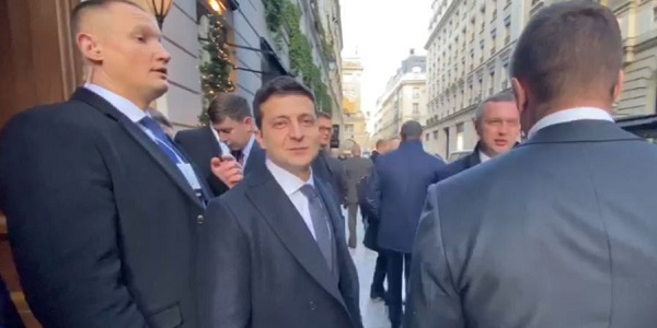«Поехали»: журналисты показали, как Зеленский выезжал из отеля в Елисейский дворец