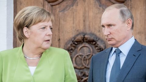 Путин и Меркель проводят встречу в Елисейском дворце