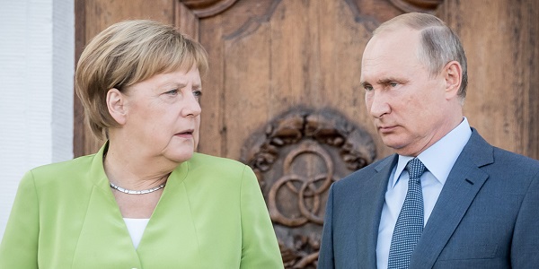 Путин и Меркель проводят встречу в Елисейском дворце