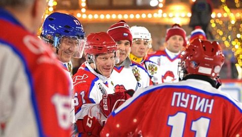 Путин сыграл в хоккей на Красной площади
