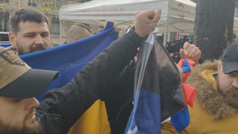 Участники АТО порвали в Париже флаг России