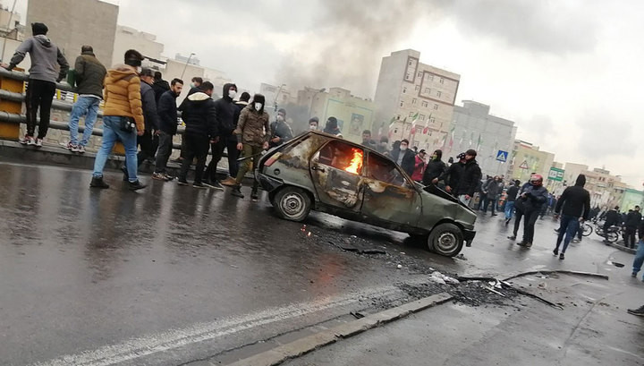 Массовые протесты в Иране: убиты сотни митингующих