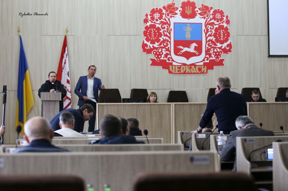 В Черкасском горсовете депутаты Ляшко и Порошенко объявили себя «слугами народа»