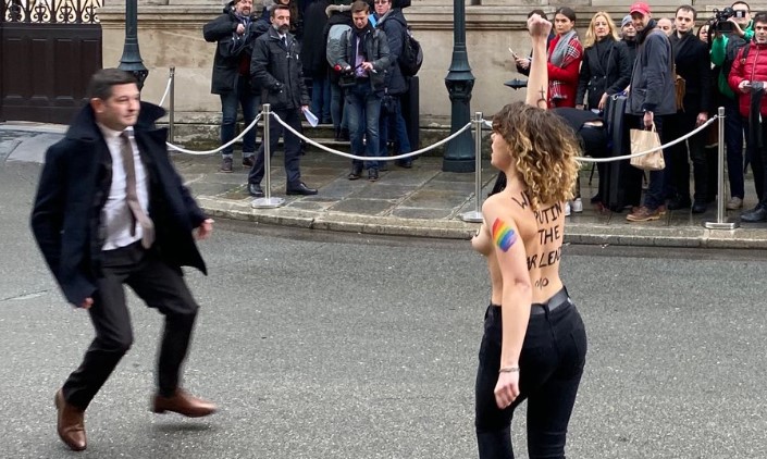 Возле резиденции Макрона задержали оголившихся активисток FEMEN