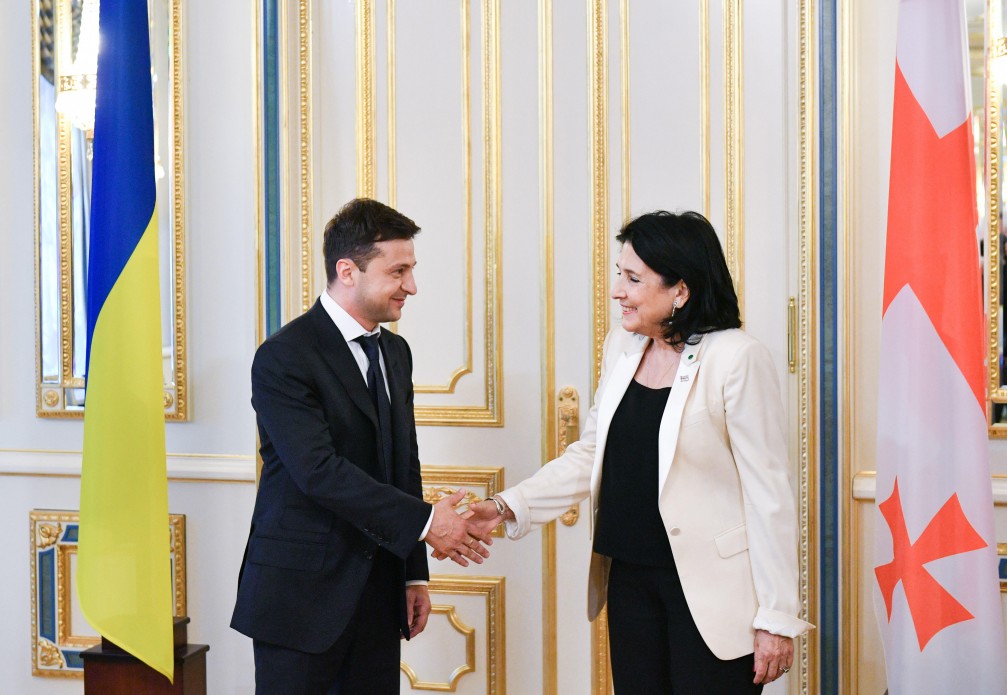 Президент Грузии обсудит с Зеленским, стоит ли ей ехать в Москву 9 мая