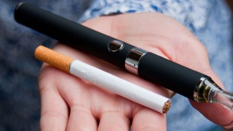 Кабмин приравняет электронные сигареты к обычным