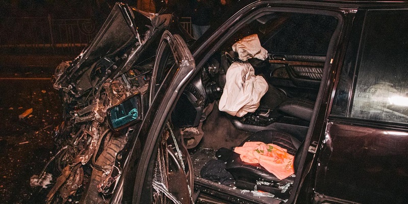 Под Киевом Mercedes протаранил четыре авто, два человека госпитализированы