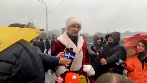Кличко в костюме Деда Мороза открыл движение по Шулявскому мосту