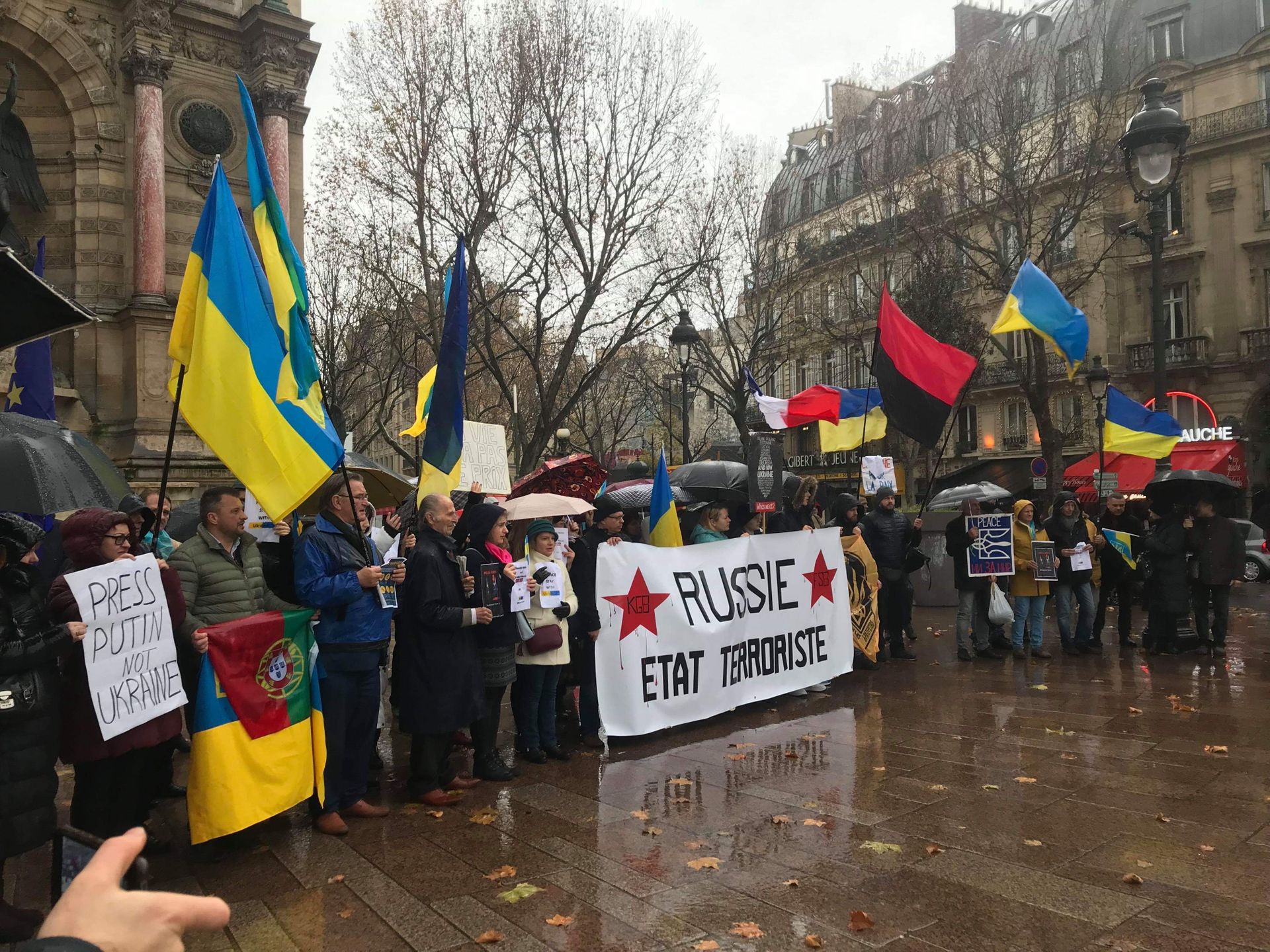 Митингующих украинцев с бандеровским флагом в Париже забросали яйцами