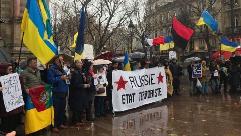 Украинцы вышли на протест в Париже перед «нормандской встречей»
