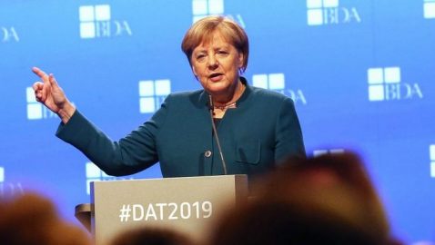 Меркель призвала привлекать квалифицированные кадры из других стран