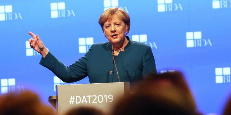 Меркель призвала привлекать квалифицированные кадры из других стран
