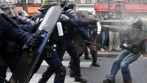 Митинг в Париже разгоняют слезоточивым газом