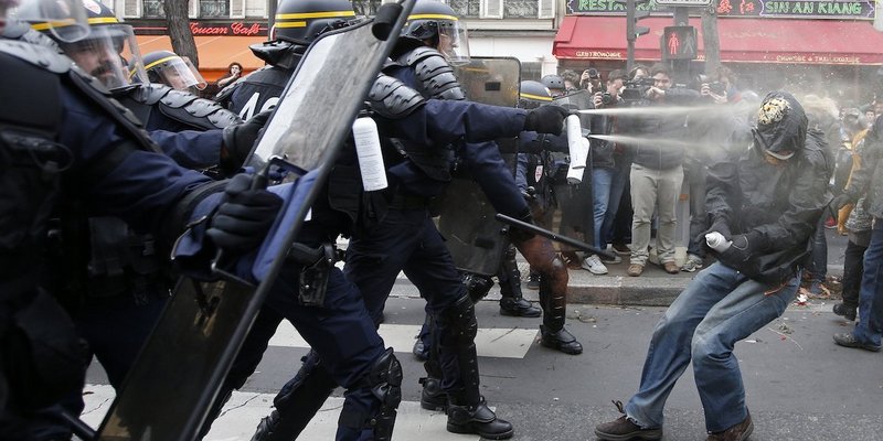 Митинг в Париже разгоняют слезоточивым газом