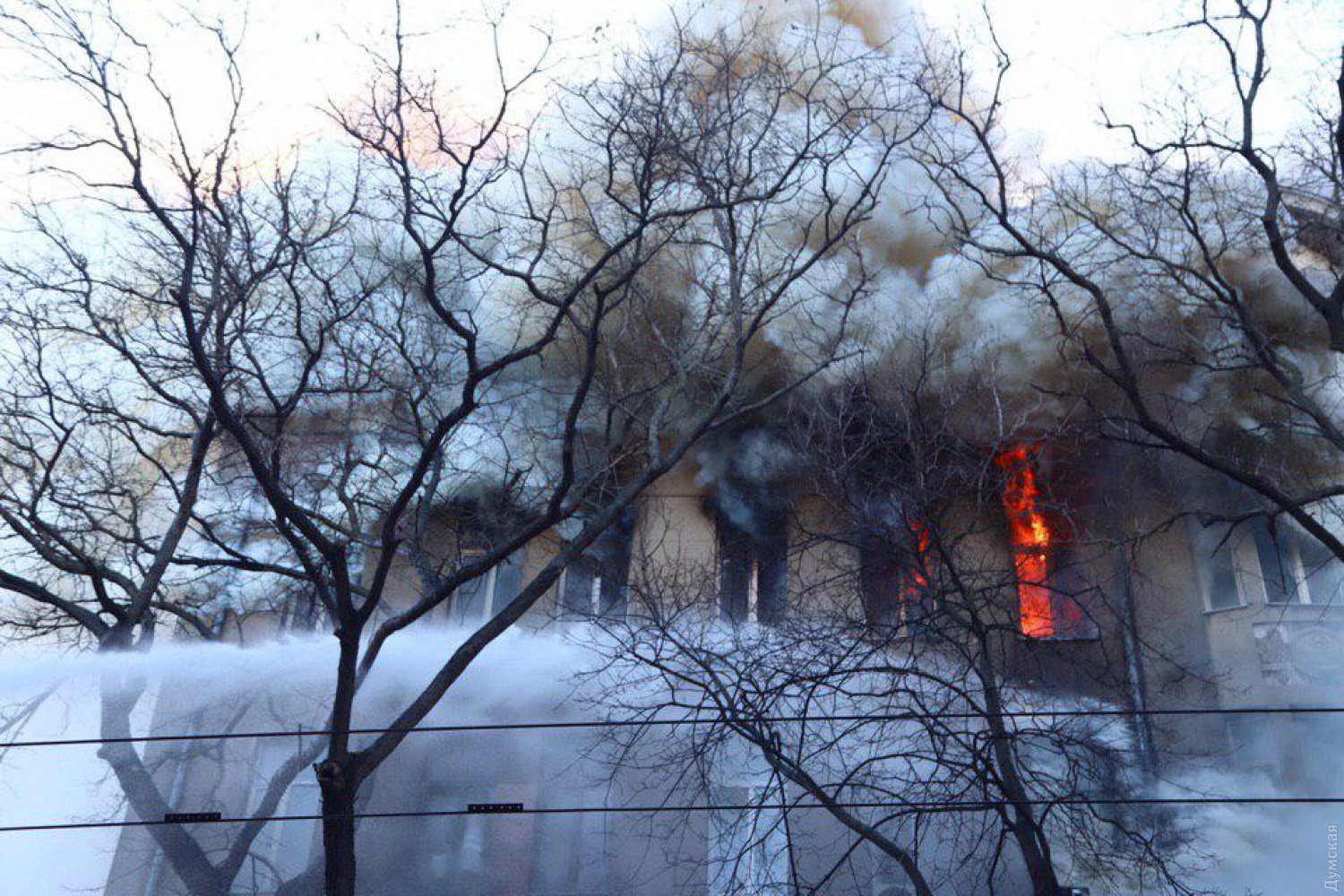В Одессе горит колледж, проходит эвакуация (фото)
