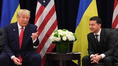 Трамп заблокировал военную помощь Украине после разговора с Зеленским – СМИ
