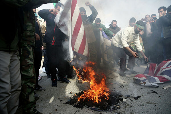 Гибель Сулеймани: десятки тысяч иранцев протестуют против США
