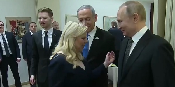 Жена Нетаньяху «заблудилась» перед фотосъемкой с Путиным