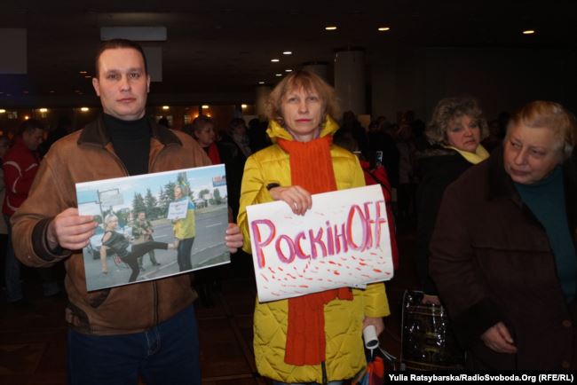 «Нет русскому миру!». В Днепре пикетировали кинофестиваль, который поддержала УПЦ