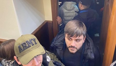 Сторонники Кузьменко не пускали людей в суд