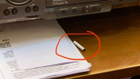 Арьева возмутило фото окурка на столе у депутата