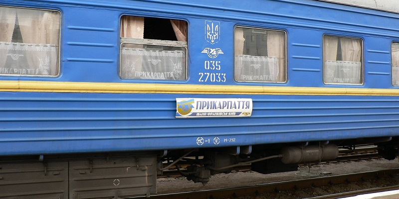 Пассажиры поезда Киев – Ивано-Франковск избили проводника из-за просьбы