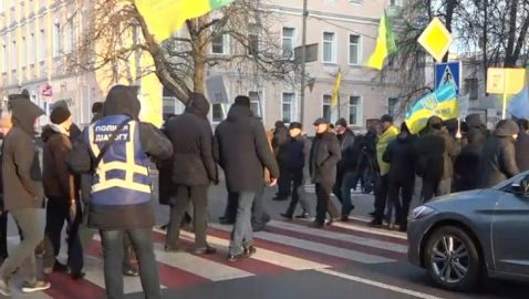 В Киеве митингующие перекрыли Институтскую