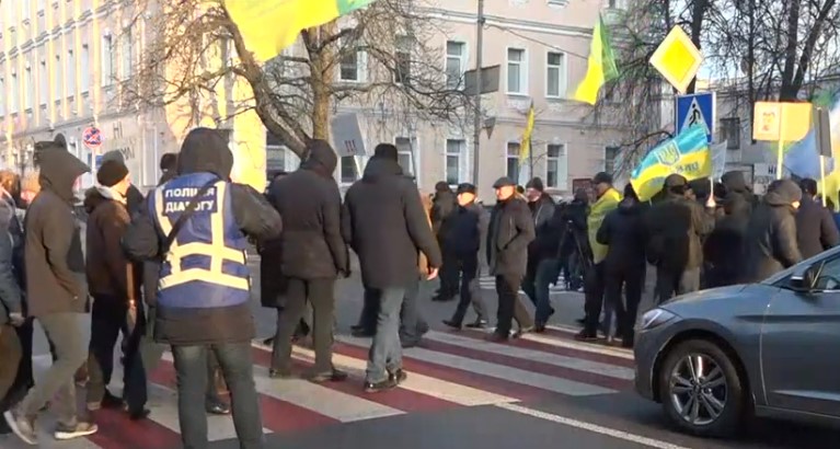 В Киеве митингующие перекрыли Институтскую